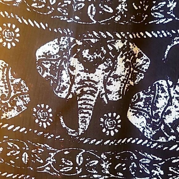 Pants Store Black & Beige Elephant Print Top w/Bell Sleeves w/Ruffle, Size Large - Picture 6 of 10